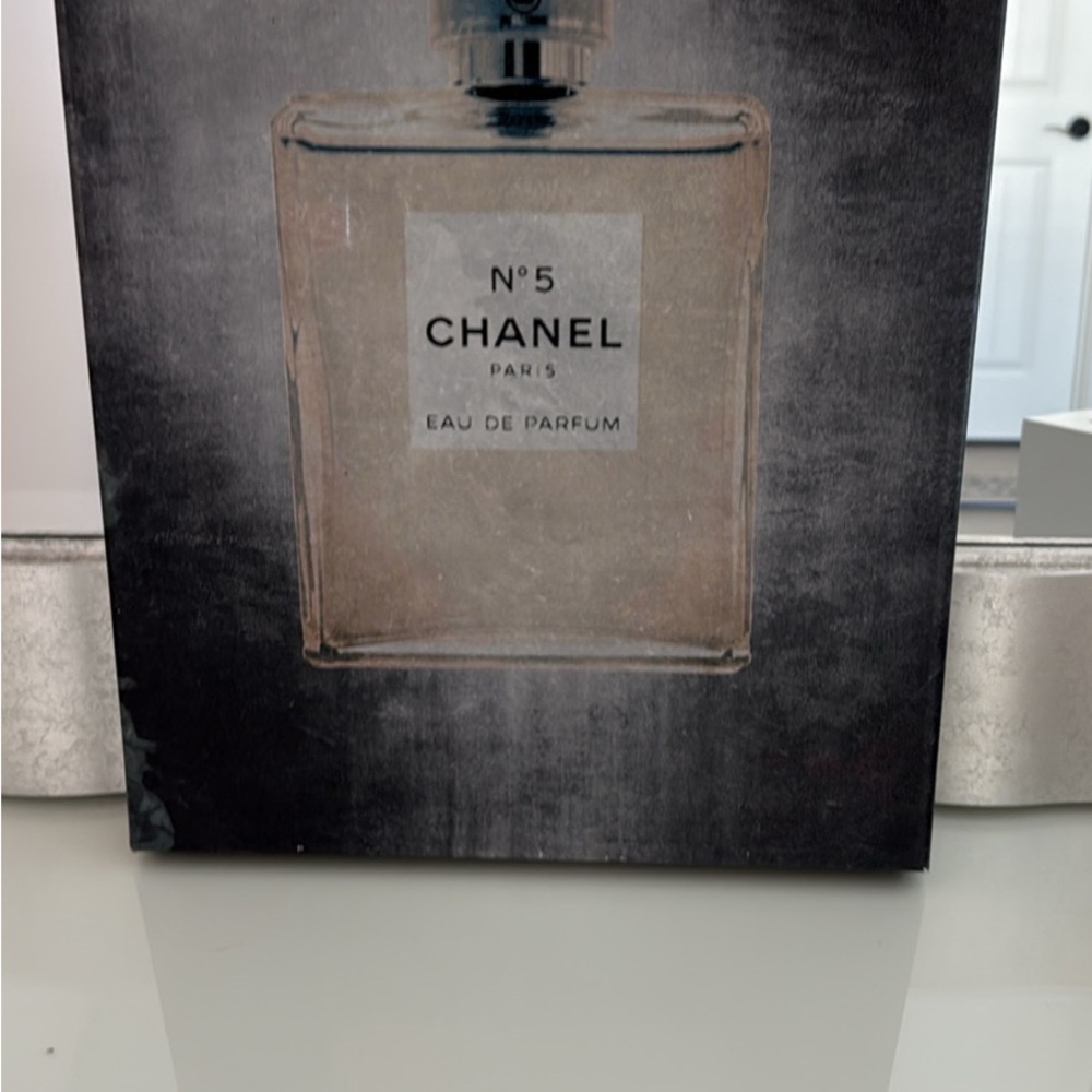 CHANEL N°5 Eau de Parfum in Classic Black and White